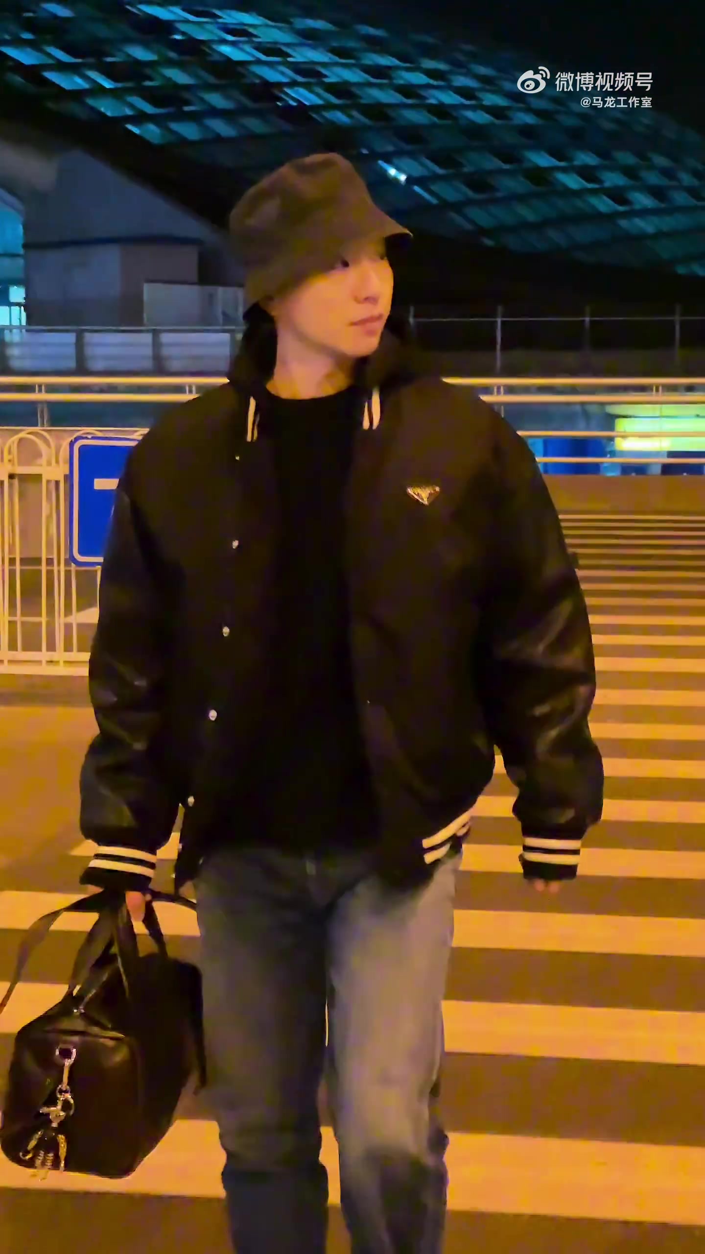 DB视讯官网马龙受邀前往米兰时装周看秀：行至前路，步履悠然