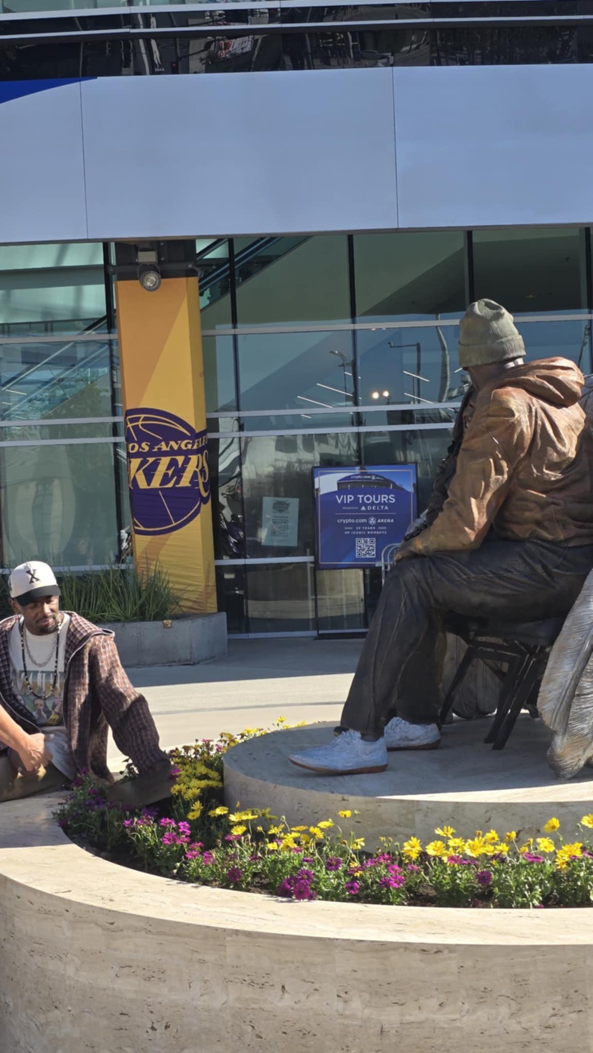 DB视讯百家乐观看科比Gigi雕像！欧文：这对我意味着一切 我内心在治愈中前进