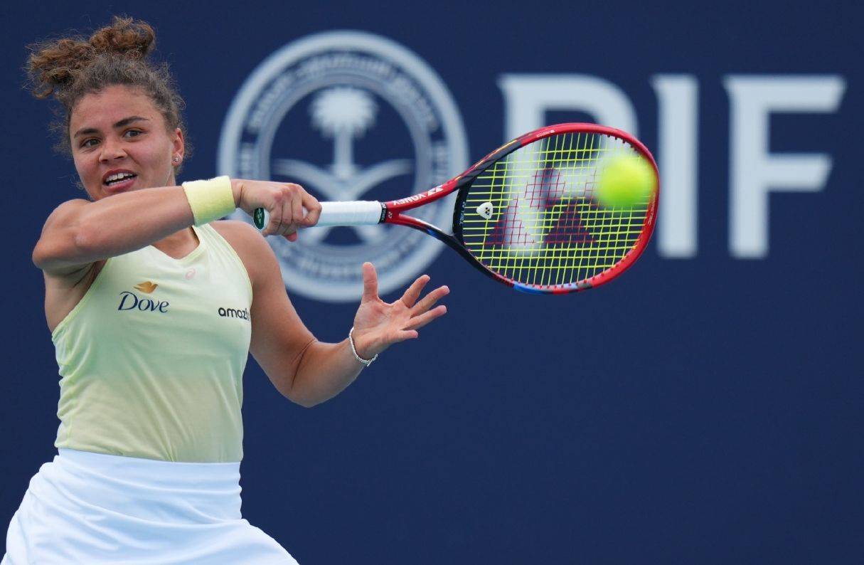 3月25日WTA迈阿密赛战报，郑钦文2-0晋级八强，卫冕冠军出局