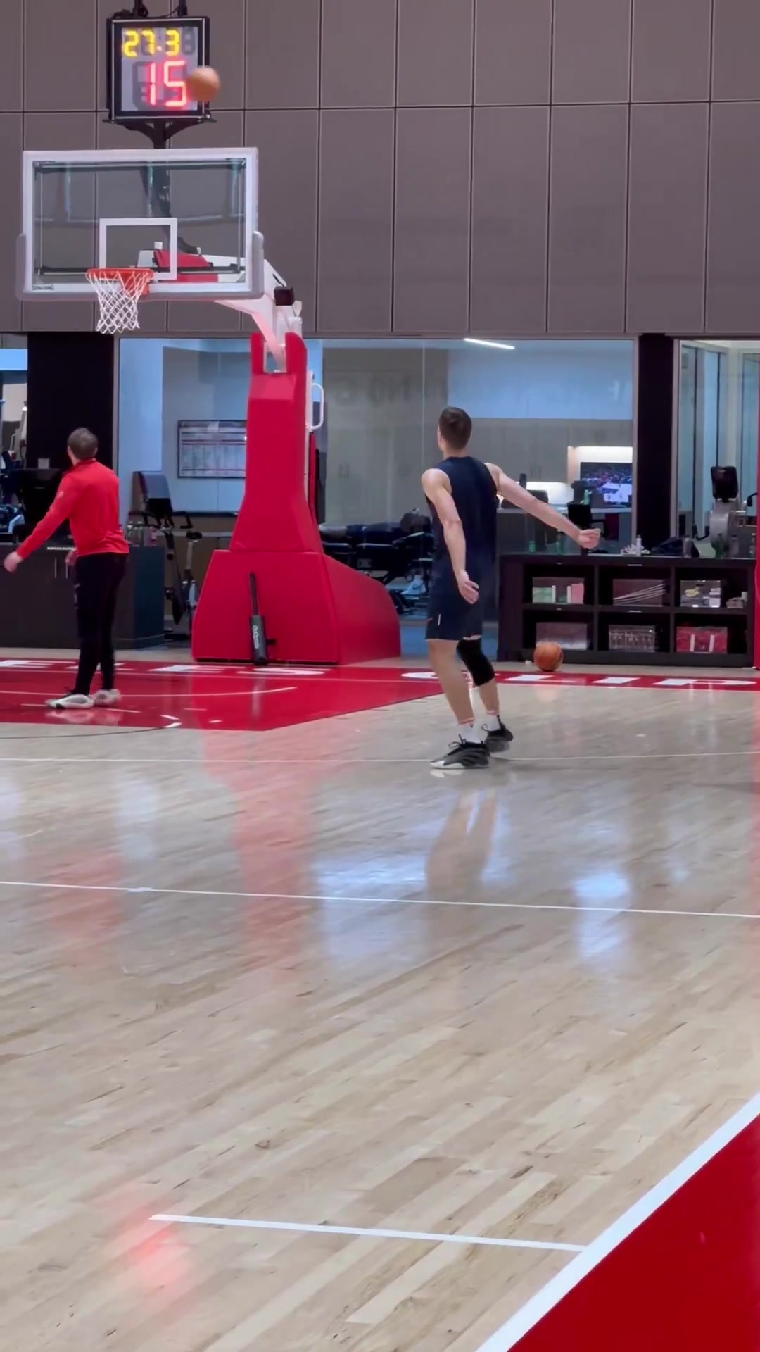 DB真人旗舰🤗快船全队训练结束后 哈登和博格丹一起加练三分~