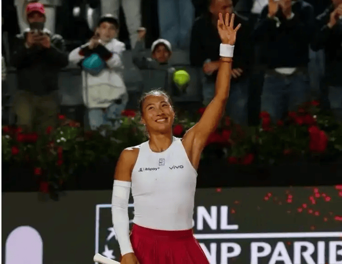 首胜，为何击败萨巴伦卡？曝李娜支招，被追分，谁注意郑钦文举动