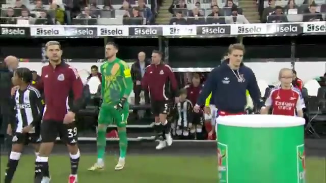 DB电子官网赛季三杀！本赛季联赛杯，拉亚超巨失误，纽卡2-0阿森纳晋级决赛