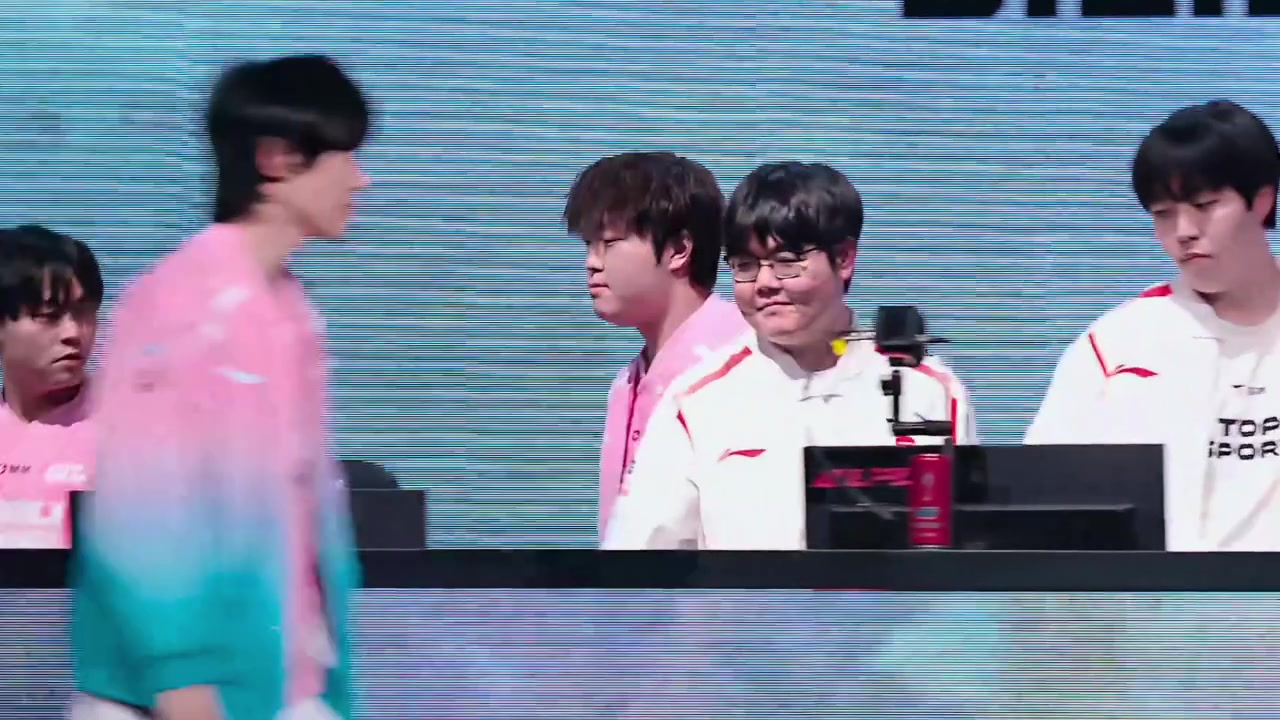 DB视讯官方登录入口惺惺相惜！赛后握手环节，369和knight碰拳时面露笑容！